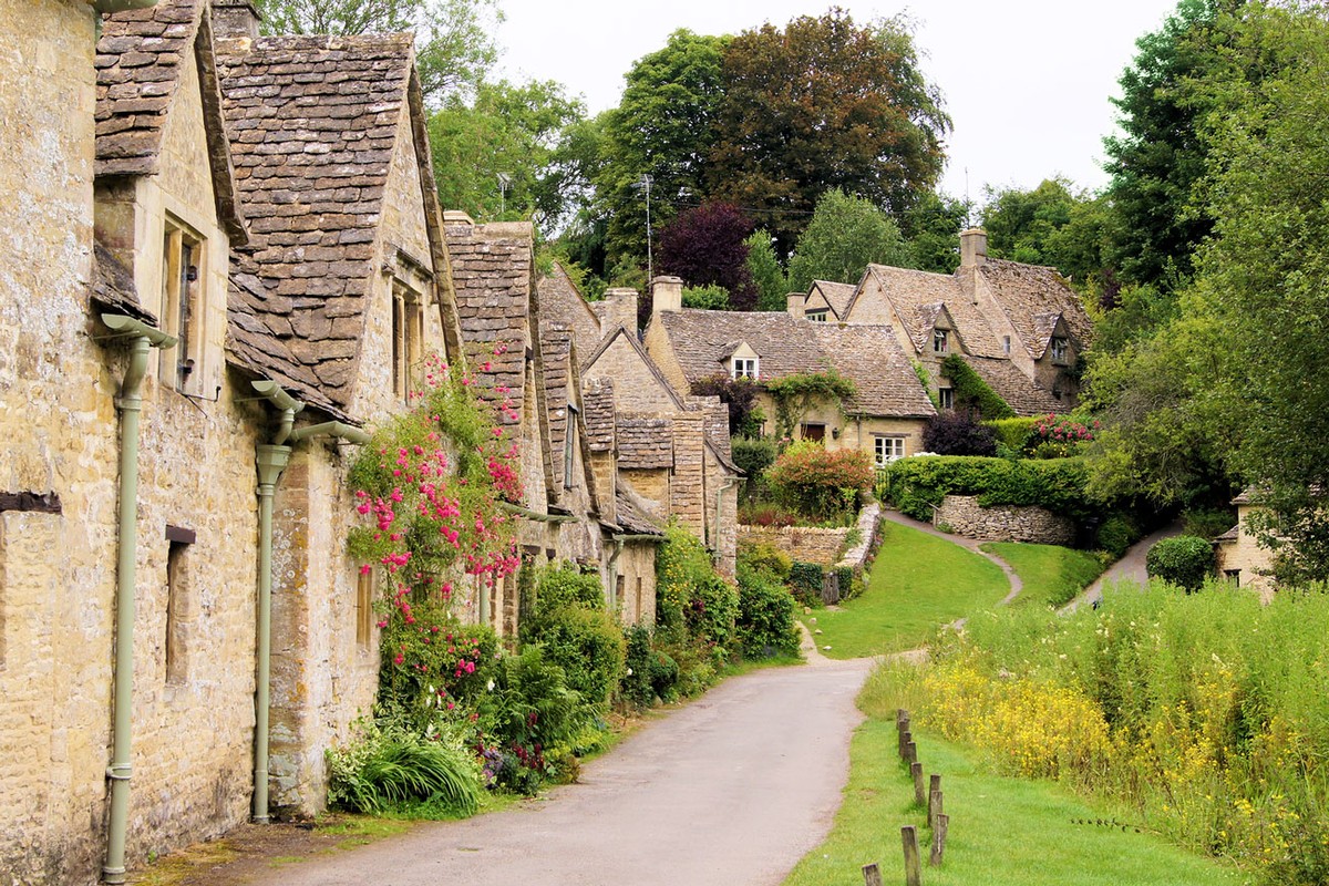 Bibury là ngôi làng nhỏ ở vùng Cotswold và nằm yên bình bên dòng sông Coln thơ mộng. Ảnh: Getty.