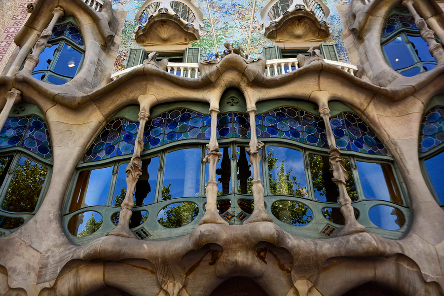 Tòa nhà Casa Batllo, nằm tại đường Passeig de Gracia, Barcelona, là một trong những kiệt tác của kiến trúc sư thiên tài người Tây Ban Nha Antoni Gaudí. (Ảnh: IT)