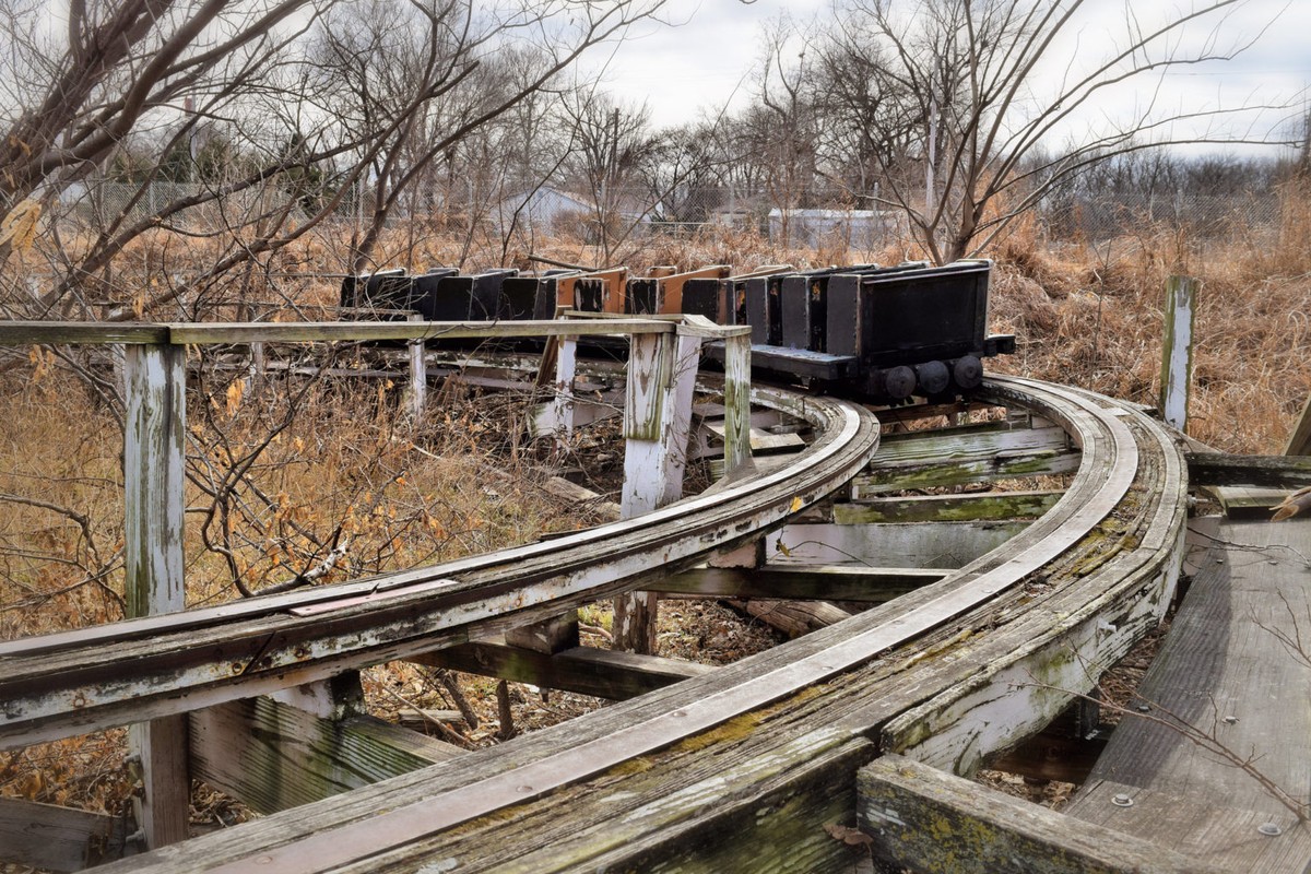 Ít ai biết rằng công viên bị bỏ hoang Joyland từng là công viên giải trí lớn nhất ở trung tâm Kansas, Mỹ. Nổi tiếng nhất là trò chơi tàu lượn siêu tốc bằng gỗ được nhiều khách tham quan ưa chuộng. (Ảnh: locojoe.com, IT)