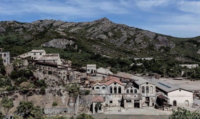 Khu mỏ ở Sardinia. Nhiếp ảnh gia người Pháp Sylvain Margaine ghé thăm khu mỏ ở Sardinia và chụp ảnh lại, ông nhấn mạnh rằng ông không chỉ tìm kiếm những đống đổ nát.  Công trình bị lãng quên này không có ai sinh sống nhưng nó vẫn ẩn chứa những giá trị văn hóa riêng. Nhiếp ảnh gia đã khám phá những nơi bị cấm từ năm 1998.