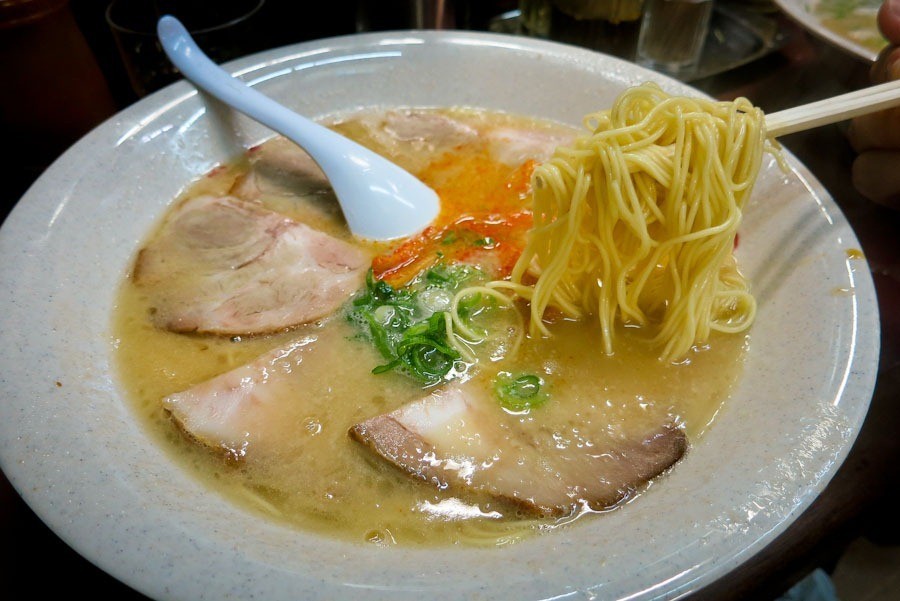 1. Ramen kiểu Kyoto: Tenkaippin (người địa phương gọi là Ten'ichi) là chuỗi nhà hàng ramen có ở khắp Nhật Bản. Được thành lập tại Kyoto năm 1981, thương hiệu này nổi tiếng với loại ramen kotteri sợi dày và mùi vị đậm đà do được nấu từ xương gà hầm trong 14 tiếng đồng hồ. Nước dùng ramen đục, được tô điểm bởi những lát thịt heo, măng và hành lá. Thực khách có thể thêm vừng, tương ớt hoặc dầu mè cay.