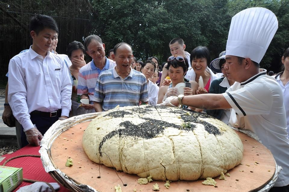 Thành phố Thanh Viễn, tỉnh Quảng Đông, phía Nam Trung Quốc vừa tổ chức làm một chiếc bánh ngải cứu nặng kỷ lục hơn 200kg. Nguồn: CCTVNews.