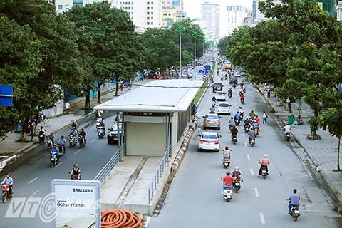  Nhà chờ xe buýt hiện đại, tiêu chuẩn quốc tế đầu tiên ở Hà Nội BRT (Bến xe Yên Nghĩa – Kim Mã) được khởi công xây dựng từ 4/3/2014 và đã hoàn thành từ hơn 1 năm nay. Dự án do Ban quản lý dự án đầu tư phát triển giao thông đô thị Hà Nội thực hiện. Tại đây có thiết kế đầy đủ công năng của một nhà chờ xe buýt nhanh theo chuẩn quốc tế đồng thời phù hợp với đặc thù giao thông trên các tuyến phố Hà Nội.