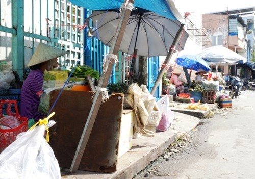 Khu chợ độc đáo với gần trăm năm lịch sử này tọa lạc ở đường Lê Quang Sung (quận 6, TP.HCM). Gọi là chợ chưa hẳn đúng, bởi vì hiện tại chỉ có chừng mươi gánh trầu, cau là thường xuyên hoạt động. Theo lời kể của các cụ, các dì ở buôn bán đây, thì vào thời cực thịnh,  chợ trầu cau này có đến hàng trăm gánh của tiểu thương tứ xứ đổ về. Với sự thay đổi nhanh chóng của thành phố, chợ trầu cau ngày càng thu nhỏ dần, không còn cảnh buôn bán tấp nập, nhộn nhịp của hàng trăm gánh trầu, gánh cau như xưa kia nữa.