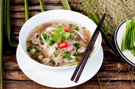 Phở: Đây là món ăn truyền thống nổi tiếng không chỉ ở Việt Nam mà còn cả thế giới vì sự đặc sắc của nó. Nước  món súp hấp dẫn đậm đà được hầm từ xương sẽ được dùng ăn nóng với bánh phở và những lát thịt bò hấp dẫn. Chưa hết, món này còn được thưởng thức với nhiều loại rau tươi nên tạo cảm giác ngon miệng và thanh mát.