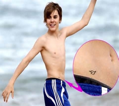 Hình xăm đầu tiên của  Justin Bieber là một con chim biển rất nhỏ ở eo trái. Nam ca sĩ đã xăm hình này vào ngày 1/3/2010, nhân dịp sinh nhật lần thứ 16. Chim biển tượng trưng cho ước vọng bay cao, bay xa và tất cả đàn ông trong dòng tộc Bieber đều có hình xăm này.