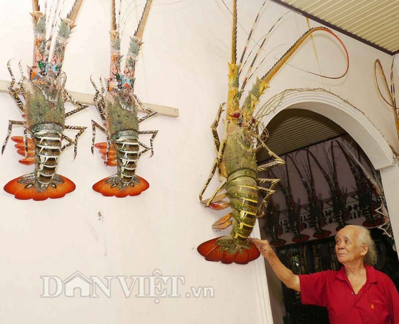 Cụ Châu cho hay: “Để làm ra những  tôm tre sinh động, ban đầu, tôi phải chịu khó quan sát con tôm hùm thật rất kỹ. Sau đó, còn mua vỏ tôm về để xem cấu tạo nó ra sao và đối chiếu với sản phẩm mình làm ra. Phải mất hàng chục năm mới có thể hoàn thiện được con tôm tre như bây giờ”.