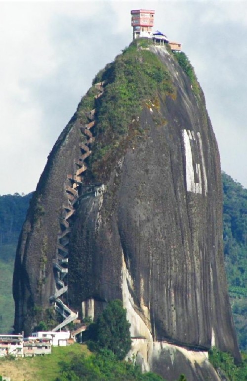 Do vị trí tiếp cận khá khó khăn, ở vùng xa của Colombia nên khách du lịch phải nhờ những người dân địa phương dẫn đường mới có thể tới được nơi có  khối đá kỳ lạ này.