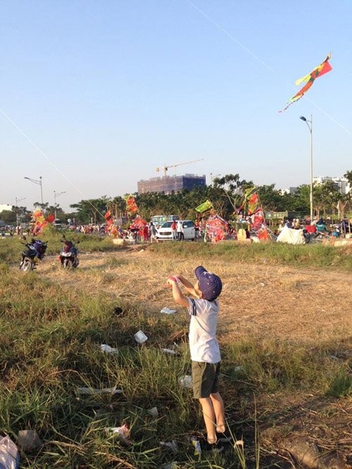  Cường Đô la khoe ảnh đưa con trai Subeo đi thả diều “Nothing can stop you growing up like the other child in this world” (Không có gì có thể ngăn cản con lớn lên như những đứa trẻ khác trong thế giới này).