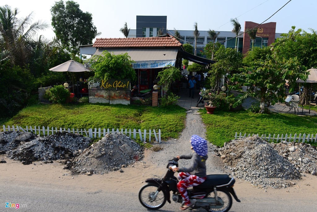  Quán cà phê "Xin chào" nằm cạnh quốc lộ 1A, đối diện công an huyện Bình Chánh, TP HCM. Quán cà phê này bắt đầu khai trương ngày 8/8/2015, đến ngày 13/8/2015 thì bị kiểm tra và lập biên bản vi phạm hành chính. Điều đáng nói là chính ngay trong ngày này, chủ quán đã đi đăng ký giấy phép kinh doanh.