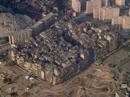 Trước khi bị giải tỏa vào năm 1994,  khu ổ chuột Kowloon Walled City ở Hong Kong có hơn 300 tòa nhà chung cư cao tầng với 33.000 người sinh sống.