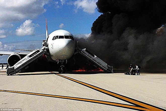 Hôm 29/10/2015, chiếc Boeing 767-200ER mang số hiệu 405 của hãng hàng không Dynamic International bốc cháy khi đang di chuyển trên đường băng tại sân bay quốc tế Fort Lauderdale - Hollywood. Chỉ vài phút sau khi các phi công phát hiện ra vấn đề, 101 hành khách và phi hành đoàn nhanh chóng sơ tán khỏi  máy bay bốc cháy. 20 người bị thương, Reuters đưa tin. Ảnh: Getty