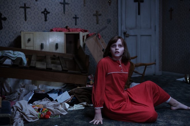 Căn nhà ở Enfield trong The Conjuring 2 (2016): Trong phần hai của The Conjuring mới ra mắt, bối cảnh chính bộ phim là  căn nhà kinh dị ở phía Bắc London, Anh. Theo lời kể của bà mẹ Peggy Hodgson, những hiện tượng lạ trong căn nhà bắt đầu từ ngày 30/8/1977. Đêm đó, cô con gái Janet nói với bà rằng chiếc giường của lũ nhóc liên tục bị rung lắc.