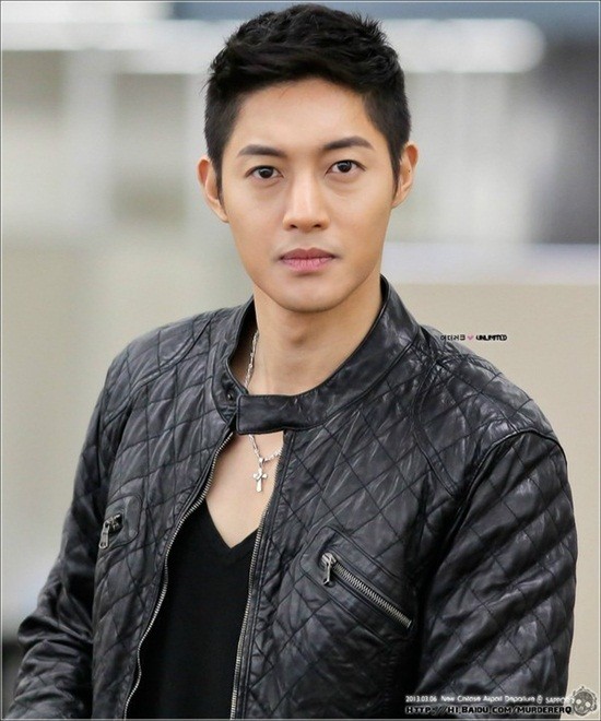  “Xương sườn” Kim Hyun Joong: Thay vì chỉ gọi mình Kim Hyun Joong, khán giả Hàn sẽ đính kèm với tên sao Hàn này với từ “xương sườn” kể từ khi scandal bạo hành của anh với bạn gái. Sáng 22/8/2014, cô Choi - người tự xưng là bạn gái Kim Hyun Joong đã đệ đơn kiện lên cảnh sát tố cáo nam ca sĩ hành hung mình liên tục trong nhiều tháng, thậm chí khiến cô bị rạn nứt xương sườn. Nhưng vụ scandal này không chỉ dừng lại tại đó mà nó còn tiếp diễn trong một thời gian dài với nhiều diễn biến khác và được ví như “Cô dâu 8 tuổi” của làng giải trí Hàn. Không chỉ với Kim Hyun Joong, khán giả cũng phải bất ngờ với  biệt danh kinh điển của các ngôi sao khác.