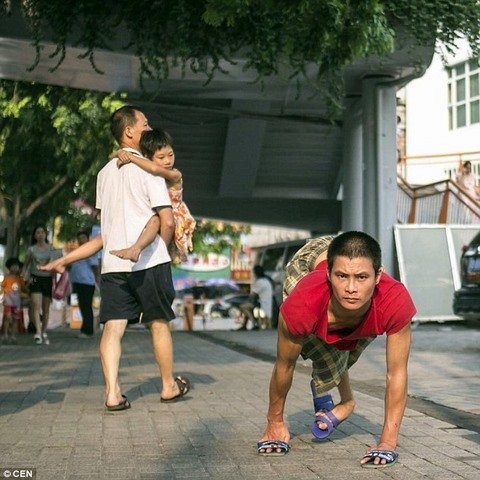 Người  cha tàn tật bò khắp nơi tìm con này là Chen Shengkuan. Anh bị liệt hai chân nên đã bò trên đôi tay của mình tới các thành phố ở tỉnh Quảng Đông, miền nam Trung Quốc để tìm con. Chen tin rằng con trai mình đã bị bắt cóc khi chơi với những người bạn đồng trang lứa trong làng. Có khả năng con trai của Chen đã bị bán cho một gia đình khác. Anh cho biết con trai mình bị bắt cóc lúc tròn 20 tháng tuổi.