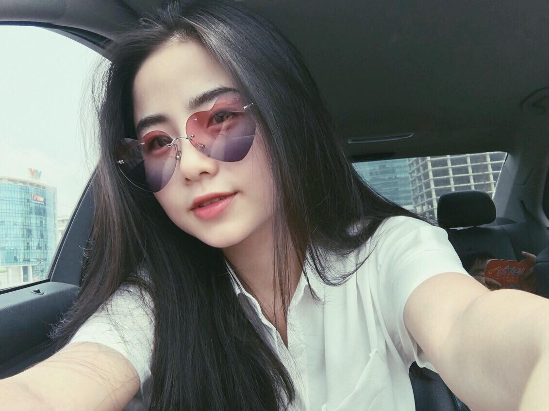 Nam Thương  Nam Thương sinh năm 1995 là sinh viên trường Đại học Sân khấu điện ảnh Hà Nội. Nam Thương và Ba Duy - hot boy đẹp trai đã biết nhau từ khi còn đi học. Nam Thương - Ba Duy kết hôn vào tháng 10/2015 khi Nam Thương mới 20 tuổi khiến fan không tránh khỏi bất ngờ và tiếc nuối nhưng cũng đều chúc mừng cho hạnh phúc của cặp đôi.