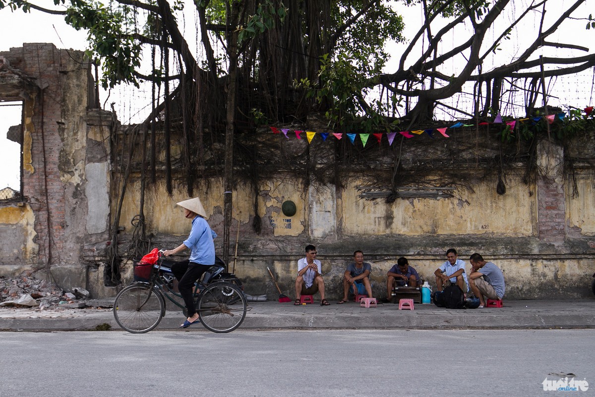 Những quán trà hòm được bán quanh nhà máy dệt Nam Định đang dần biến mất. Khi nhà máy này đang bị đập bỏ - Ảnh: NAM TRẦN