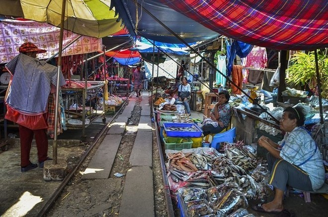 Nằm ở tỉnh Samut Songkhram , Thái Lan và cách thủ đô Bangkok khoảng 60 km,  chợ Maeklong giống mọi chợ ngoài trời ở châu Á. Hàng hóa ở đây khá đa dạng - từ trái cây, hải sản, quần áo tới đồ gia dụng.