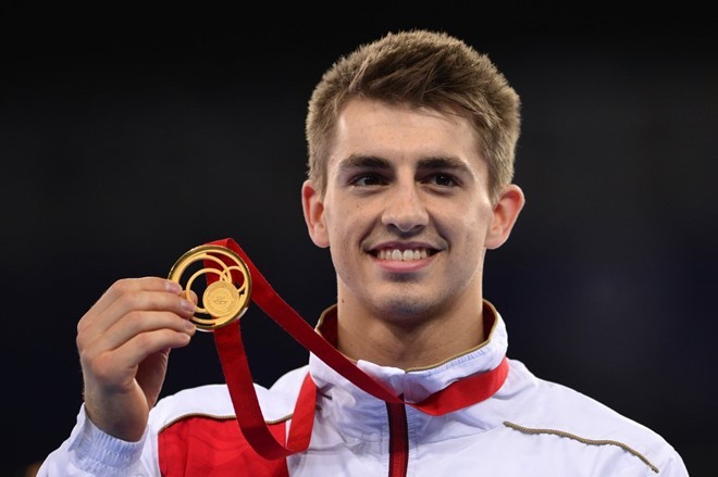 Max Whitlock (sinh năm 1993) là vận động viên thể dục dụng cụ của đoàn thể thao Vương quốc Anh. Ngày 10/8 vừa qua, chàng trai 23 tuổi xuất sắc giành huy chương đồng nội dung toàn năng cá nhân nam tại  Olympic Rio 2016, nâng tổng số huy chương 9X giành được tại giải đấu quốc tế lên con số 8.