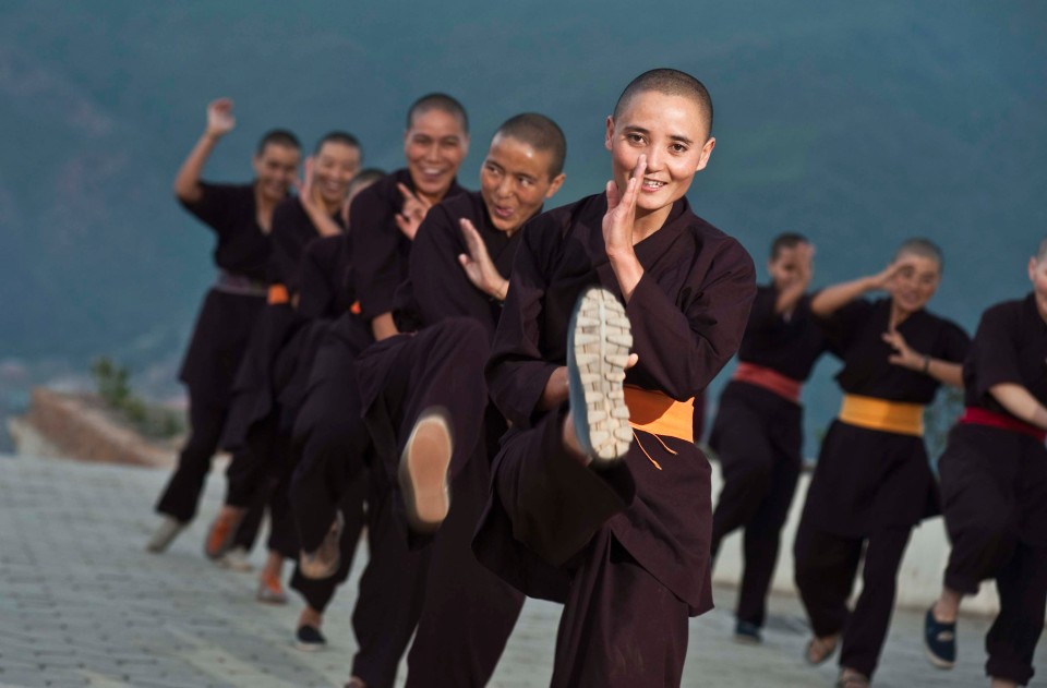 Một nhóm  ni cô Phật giáo tại tu viện Núi Druk Amitabha đã trở thành các chuyên gia võ thuật kung fu. Họ luyện tập bộ môn này 2 tiếng mỗi ngày. Trước kia, phụ nữ ở đây chỉ làm những công việc trong gia đình, như làm bếp hay làm vườn, cho đến khi một cuộc nổi loạn diễn ra cách đây 26 năm. Giờ đây, phụ nữ được đối xử với sự tôn trọng như nam giới.