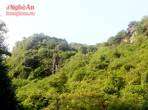 Trên dãy Yên Mỹ ở thung lũng Bài Sơn có nhiều hang động đẹp, trong đó đẹp nhất là  hang Mặt Trắng. Từ chân núi vượt đường dốc gần 1km thì tới cửa hang, hang nằm ở lưng chừng núi.