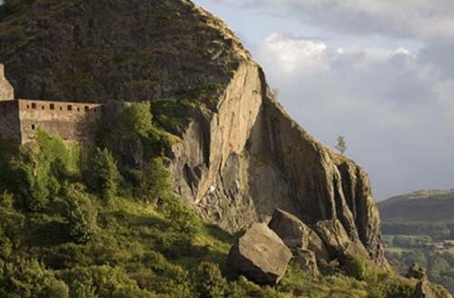 Năm 2006, Dave MacLeod là nhà leo núi đầu tiên chinh phục thành công ngọn núi hiểm trở Dumbarton Rock (Scotland). Dù đã gặp phải khá nhiều chấn thương nhưng ông đã vượt qua hàng loạt ngọn núi, trước khi vượt qua đỉnh núi dựng đứng cao 20m.