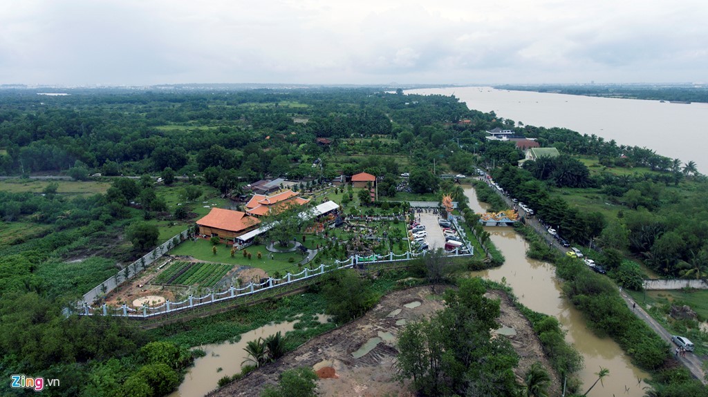  Nhà thờ Tổ nghề sân khấu hoành tráng của nghệ sĩ hài Hoài Linh nằm trên khu đất rộng 7.000 m2 tại phường Long Phước, quận 9, TP.HCM.    