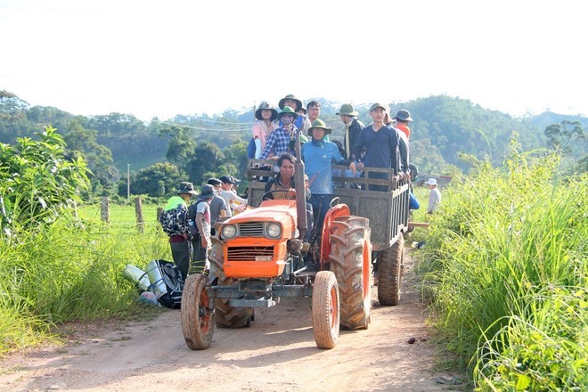 Đi xe máy cày vào bìa rừng: Sau khi xuống xe khách ở ngã 3 Tà Hine, bạn có thể bắt xe ôm, đi ôtô hay xe máy cày vào bìa rừng thuộc thôn Ma Kir, xã Đa Quyn, huyện Đức Trọng, tỉnh Lâm Đồng, và bắt đầu  Cung trek đẹp nhất Việt Nam Tà Năng - Phan Dũng. Sẽ chẳng có gì đáng nhớ nếu đi xe ôm hay ôtô, còn đi với máy cày lại khác. Mùa mưa lầy lội khiến con đường vào bìa rừng đầy sình lầy. Cả đoàn ngồi trên xe đôi lúc hò hét, thót tim khi xe di chuyển ngả nghiêng trên đường.