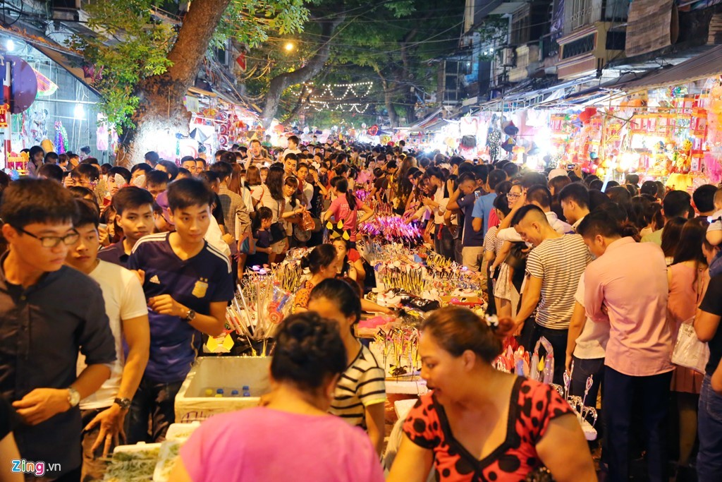 19h30 tối 14/9, một đêm trước  Trung thu, chợ Hàng Mã, Hàng Lược (quận Hoàn Kiếm, Hà Nội) đông nghịt người.