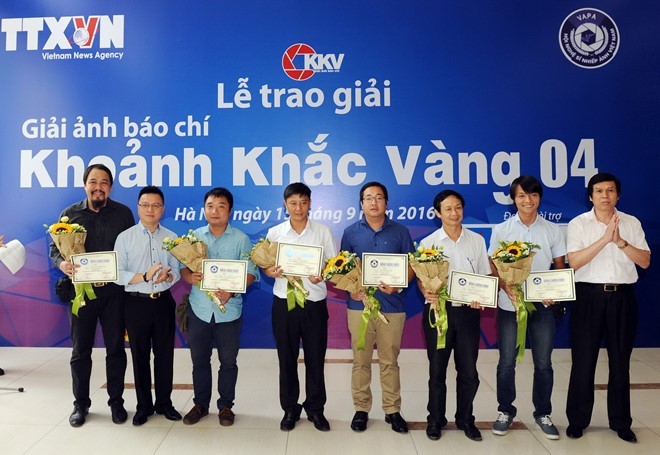 Thông tấn xã Việt Nam và Hội Nghệ sĩ Nhiếp ảnh Việt Nam đã tổ chức lễ trao giải ảnh báo chí Khoảnh khắc vàng lần thứ 4.