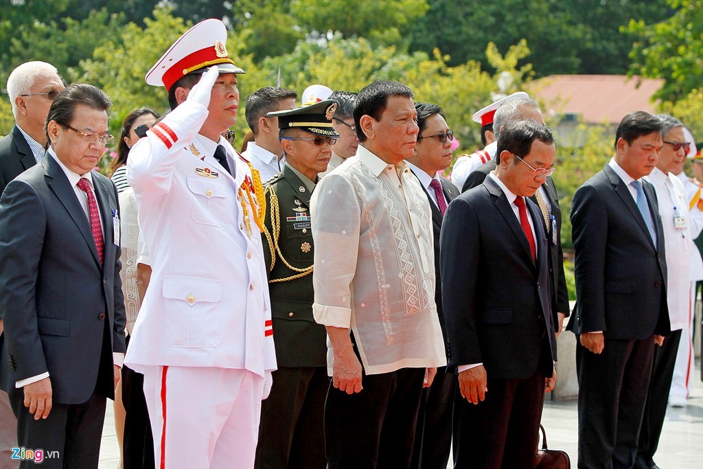 Mở đầu cho các hoạt động trong chuyến thăm, Tổng thống Philippines, Rodrigo Duterte cùng các thành viên trong đoàn cấp cao thăm chính thức Việt nam đến Đài tưởng niệm các anh hùng liệt sĩ đặt vòng hoa. Ảnh: Minh Hiền.