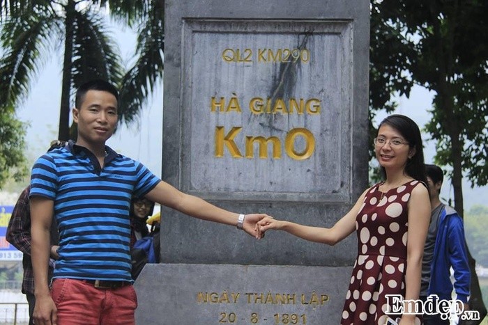 Không lựa chọn một nhà hàng sang trọng cũng chẳng bóng bay trang hoàng, chàng "phi công" trẻ có màn cầu hôn thật ngọt ngào và lãng mạn giữa con đường huyền thoại Mã Pí Lèng khiến bao người ngưỡng mộ. Đôi khi tình yêu không thể diễn tả bằng lời, chỉ có thời gian và cảm xúc mới có thể minh chứng cho thứ tình cảm thiêng liêng đó. Chàng phi công trẻ có biệt danh Ngọ Nguậy (SN 1990) công tác tại công ty vận tải và cô gái tên Nguyễn Liên (SN 1989) làm biên tập đã đến với nhau bằng câu chuyện tình mang nhiều sâu lắng và dư vị. Họ cùng nhau chia sẻ niềm đam mê du lịch và cũng chính từ những chuyến đi đó, tình yêu của cả hai đã đi đến một cái kết "đẹp như mơ".