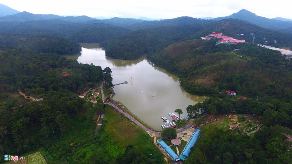 Thung lũng Tình yêu là một trong những thắng cảnh thơ mộng nhất Đà Lạt (Lâm Đồng), cách trung tâm thành phố khoảng 5 km về phía bắc.