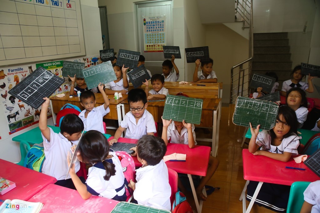 Nằm khuất trong con hẻm trên đường Nguyễn Thế Hiển (quận 8, TP.HCM), Trung tâm phát huy Bình An là nơi dạy học cho hơn 200 trẻ em nhập cư, trẻ có hoàn cảnh khó khăn. Phần lớn trẻ em ở đây không có giấy khai sinh, lớn hơn so với độ tuổi đến trường hoặc không được đi học.