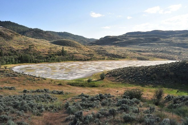 1. Hồ chấm bi, Canada Hồ nằm ở phía tây thung lũng Similkameen, British Columbia, Canada. Hồ nước có nhiều loại khoáng chất và chúng bốc hơi vào mùa hè tạo những chấm bi lớn có màu sắc khác nhau. Chính vì lý do đó mà chúng có tên hồ chấm bi và là một trong những hồ nước bí ẩn và tuyệt đẹp trên thế giới. Trung bình mỗi ngày trên mặt hồ xuất hiện 365 vòng lớn nhỏ khác nhau.