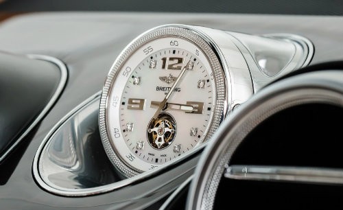 Món  đồ chơi xe hơi đắt giá đầu tiên là đồng hồ Breitling trên 2017 Bentley Bentayga có giá lên tới 170.000 USD với thân làm bằng loại vàng trắng hoặc hồng. Các múi giờ được điểm bằng kim cương.