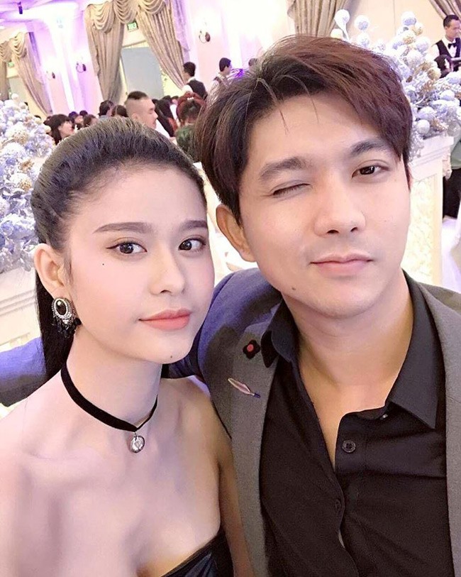  Trương Quỳnh Anh là một trong những mỹ nhân có phong cách ăn mặc táo bạo nhất nhì showbiz Việt. Nữ ca sĩ luôn đẹp và gợi cảm trong mọi hoàn cảnh, mọi không gian. Đi dự tiệc cưới, Trương Quỳnh Anh cũng chọn cho mình bộ cánh quyến rũ nhất. Nhiều người còn nói đùa rằng, các cô dâu nên "dè chừng" mỗi khi mời Trương Quỳnh Anh đến dự đám cưới bởi có thể người đẹp này còn nổi bật hơn cả nhân vật chính là cô dâu.