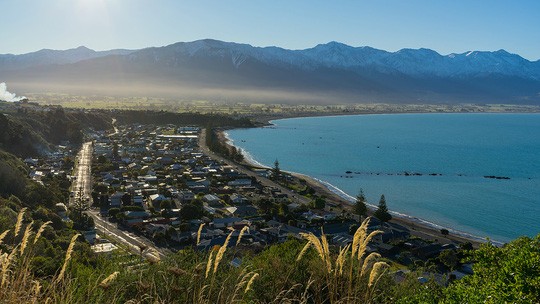 New Zealand Nhiều du khách đặc biệt là những người yêu thích giải trí ngoài trời, thì đất nước New Zealand sẽ là lựa chọn thích hợp nhất. Những thắng cảnh ở New Zealand sẽ khiến bạn ấn tượng mãi với những dãy núi và rừng cây xanh bạt ngàn; kế bên là những bãi biển còn hoang sơ và cả những miệng núi lửa cao chót vót… Theo đó, số lượng khách du lịch đến New Zealand ngày càng tăng, số lượng du khách năm 2016 đã tăng gần gấp đôi so với năm trước. Những chuyến bay thẳng đến  địa điểm du lịch này phần nào đã giảm được nhiều chi phí so với trước đây. Hiện giá dịch vụ trọn gói dành cho một người chỉ khoảng 1.300 USD, trong khi mức phí của những năm trước lên đến 2.000 USD.