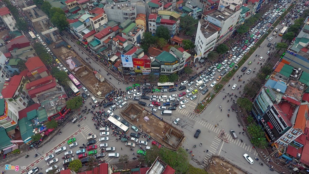 Chiều 19/1 (22 tháng Chạp), một ngày trước lễ tiễn Táo quân chầu trời, ngã tư Cầu Giấy - Nguyễn Phong Sắc rối loạn giao thông ngay từ lúc 16h.