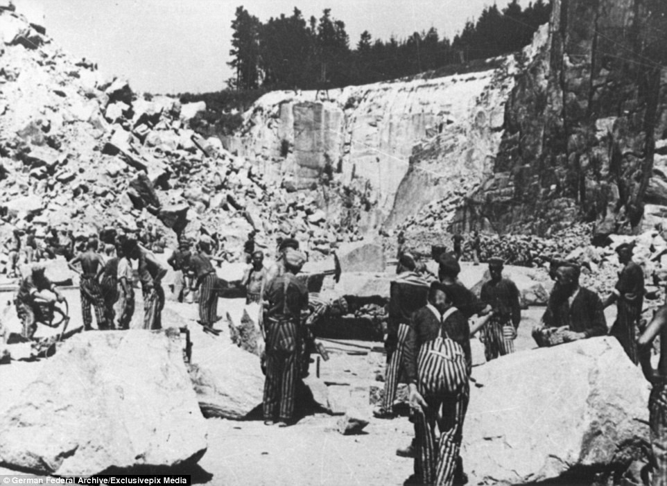 Mauthausen nằm cách thành phố Linz 20 km về phía đông, là nhà tù lớn nhất ở Áo và tàn bạo nhất trong lịch sử. Trại giam này được phân loại cấp 3, nơi các tù nhân chính trị được đưa đến để lao động khổ sai đến chết. Ảnh: German Federal Archive.