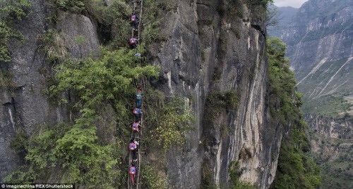  Ngôi làng ở Trung Quốc có tên Atuleer trở nên nổi tiếng sau khi những hình ảnh trẻ em leo lên vách núi dựng đứng trong hành trình tới trường được đăng tải trên các phương tiện truyền thông.