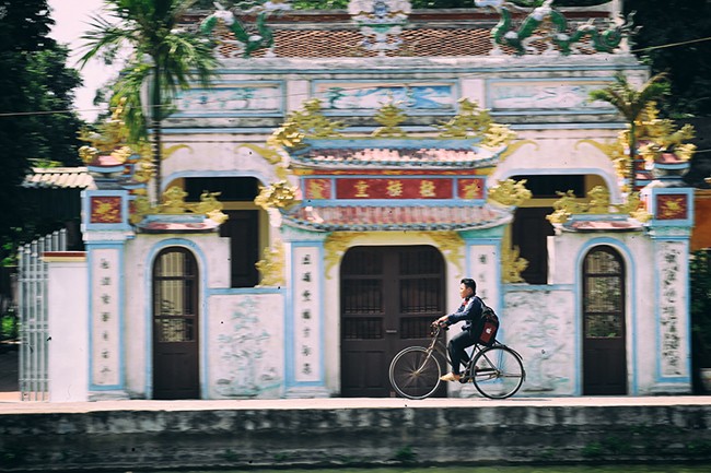 Làng Nôm thuộc huyện Văn Lâm tỉnh Hưng Yên là một  ngôi làng cổ mang nhiều nét đặc trưng của làng quê Việt Nam. Những dấu vết xưa cũ, nét kiến trúc cổ kính đặc trưng với cây đa, giếng nước, sân đình, chùa, chợ, cổng làng và những ngôi nhà cổ... trải qua vài trăm năm vẫn còn vẹn nguyên khiến những ai có dịp ghé thăm không khỏi ngỡ ngàng và yêu thích.