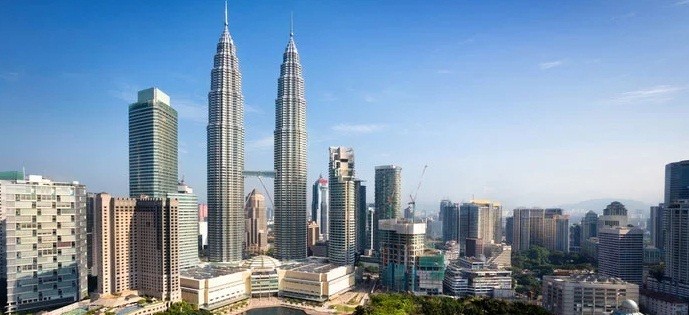 1. Kuala Lumpur Thủ đô của Malaysia đứng đầu danh sách các  thành phố có chất lượng đào tạo tốt mà giá cả phải chăng dành cho du học sinh năm 2017. Thành phố này có mức học phí ít hơn 3.000USD/năm, sinh hoạt phí khoảng 5.400USD/năm, một con số rất “khiêm tốn” so với nhiều thành phố khác. Kuala Lumpur là nơi tập trung ba trường đại học hàng đầu Malaysia, cũng như các chi nhánh quốc tế của Đại học Monash, Úc, cho phép bạn trải nghiệm những khóa học tương tự như ở xứ sở kangaroo, nhưng với mức giá thấp hơn rất nhiều.