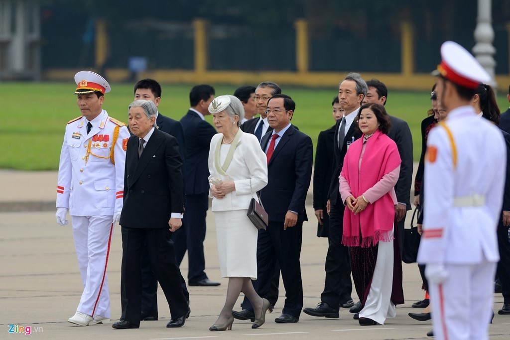  Nhà vua Akihito và Hoàng hậu Michiko đến trước lăng Chủ tịch Hồ Chí Minh sáng 1/3.