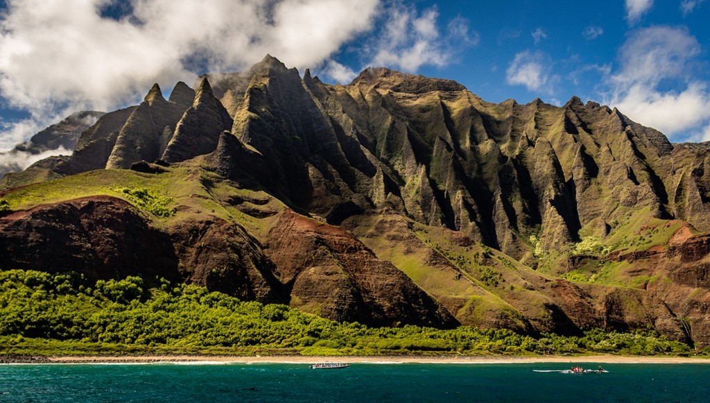 Phong cảnh ngập sắc xanh, đầy sức sống, như Nā Pali Coast State Park, đảo Kauaʻi: Công viên Nā Pali nằm ở phía tây bắc ở đảo Kaua’i thuộc  quần đảo Hawaii, rộng 2.499 ha, được hình thành nhằm bảo vệ thung lũng Kalalau. Ảnh: Christian Joudrey.