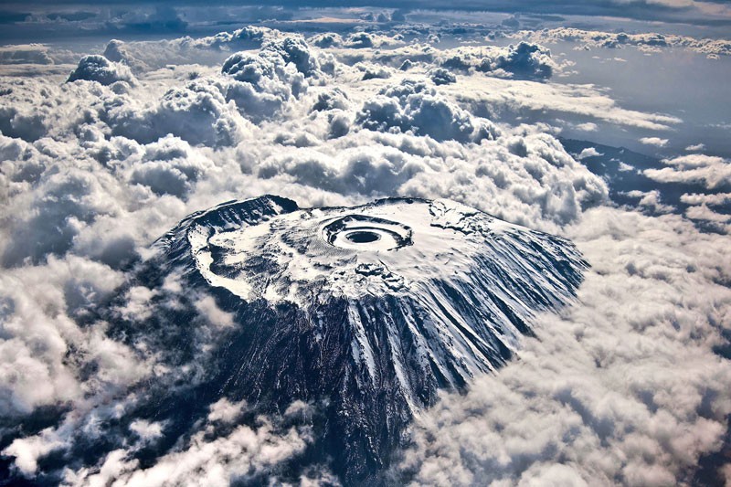 Ngọn núi Kilimanjaro với 3 chóp núi lửa hình nón là Kibo, Mawensi và Shira. Nó là  ngọn núi lửa dạng tầng không hoạt động ở Đông Bắc Tanzania.