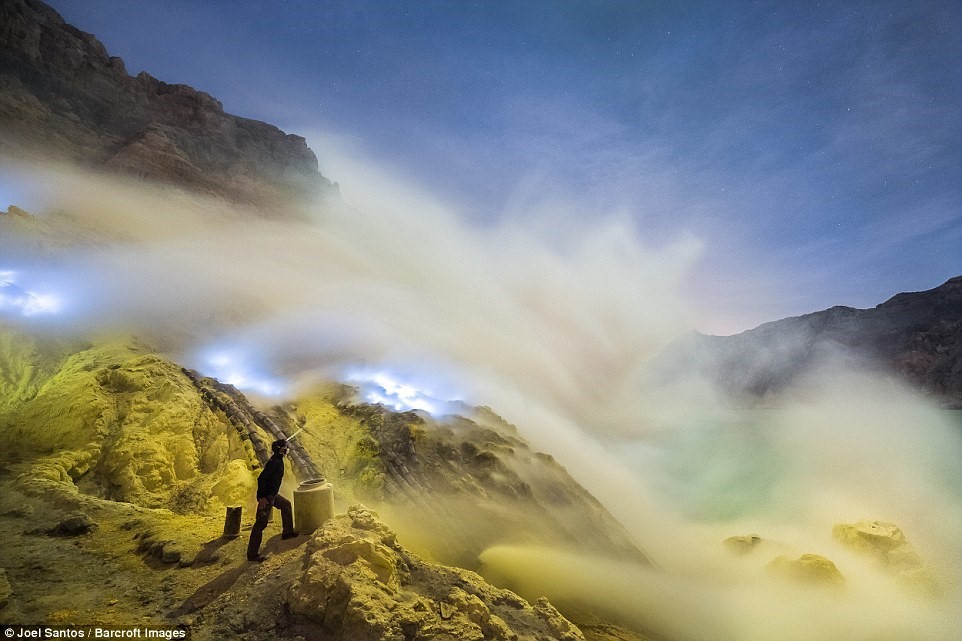  Thợ khai thác lưu huỳnh ở Indonesia đang khai thác tại Ijen, một dãy núi lửa đang hoạt động cao khoảng 2.800 m so với mực nước biển tại Đông Java.