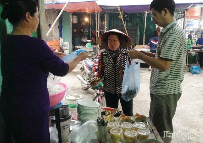 Theo quan niệm từ xưa,  Tết Hàn thực mọi gia đình Việt sẽ ăn đồ lạnh và là dịp để mỗi gia đình tưởng nhớ đến tổ tiên. Bởi thế, để có mâm cúng là những đĩa bánh trôi, bánh chay thơm ngát dâng lên bàn thờ, các gia đình Việt thường tự tay làm loại bánh này. Tuy nhiên, mùng 3/3 âm lịch năm nay rơi vào ngày thứ 5 trong tuần. Vì thế, đại bộ phận mọi người vẫn sẽ phải đi làm nên không có nhiều thời gian sửa soạn xay bột, mua bột về làm bánh trôi, chay. Do đó, hầu như để tiện lợi hơn, các gia đình mua bánh trôi chay về cúng và thắp hương. Ngoài ra, tùy theo điều kiện của mỗi gia đình, họ cũng không cúng Tết Hàn thực đúng ngày mà thường cúng trước 1,2 hôm.