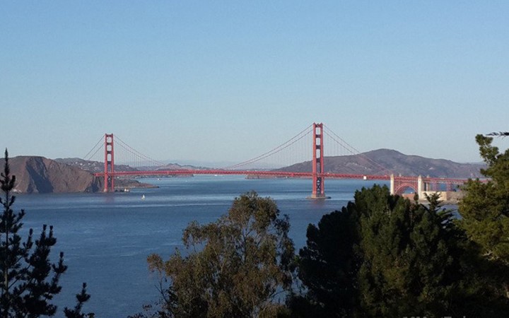 Cầu Cổng Vàng (Golden Gate Bridge) là  cây cầu nối tiếng thế giới, tọa lạc tại San Francisco (Mỹ).