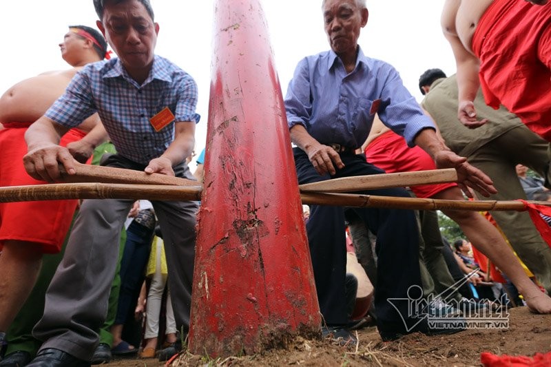 Vào ngày 3/3 âm lịch hàng năm, hàng chục trai đinh khỏe mạnh trong làng cùng tham gia  thi kéo co ngồi ở hội đền Trấn Vũ, thôn Ngọc Trì, phường Thạch Bàn, quận Long Biên, Hà Nội.